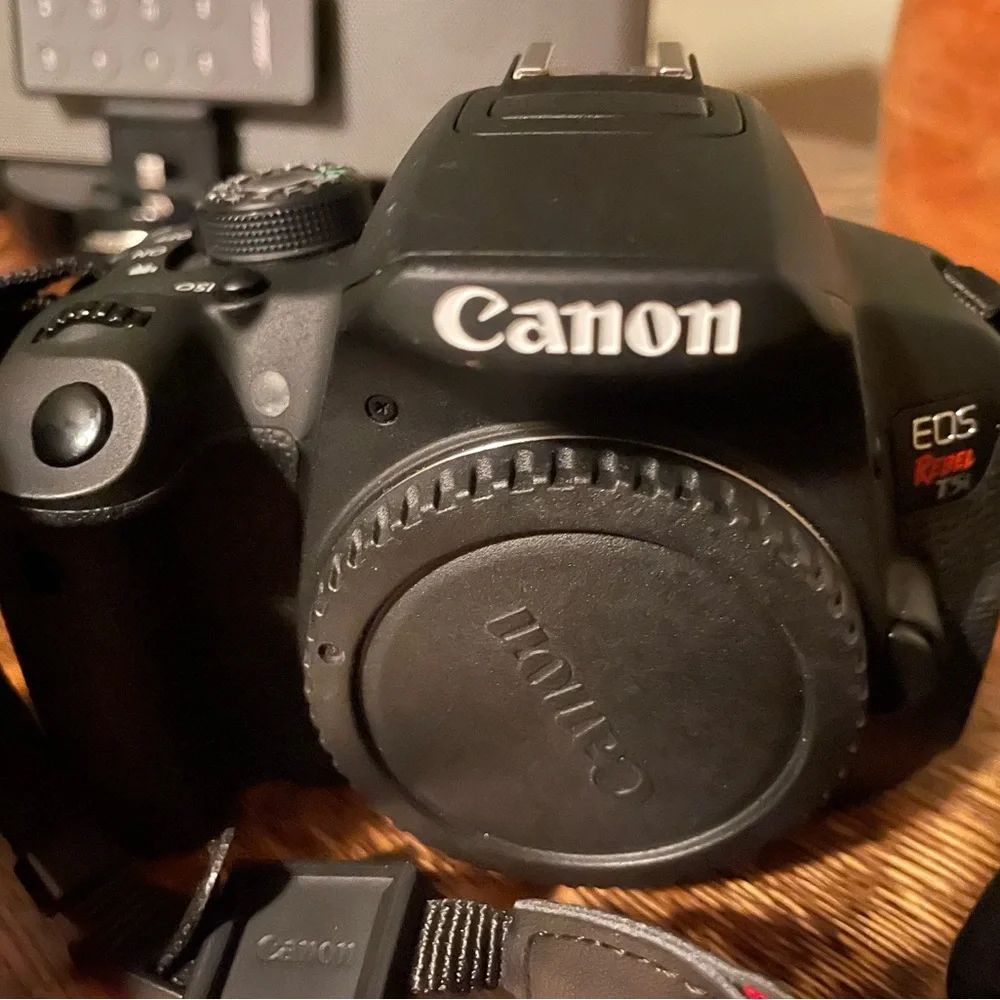 Canon EOS Rebel T5i Camera Kit - Black